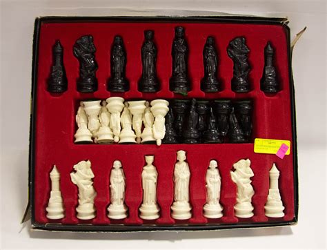 ESTATE RENAISSANCE VINTAGE CHESS SET IN