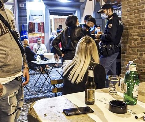 Ritorna la ’malamovida’ Vetri rotti e ’bisogni’ in strada "Marina è un bagno pubblico"