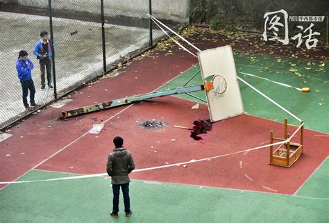 成都一高校篮球架倒塌 初三男生被砸身亡[组图]_图片中国_中国网