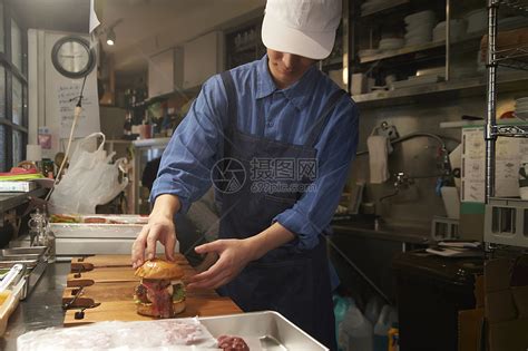 汉堡店厨师制作汉堡快餐高清图片下载-正版图片502088726-摄图网
