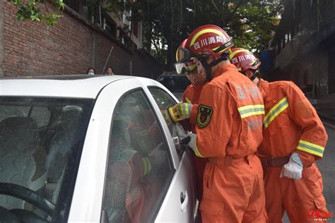 杭州一高考生被困家中，消防紧急破窗救人_凤凰网资讯_凤凰网