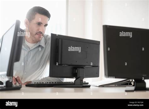 Man Using Computer in Office 的图像结果