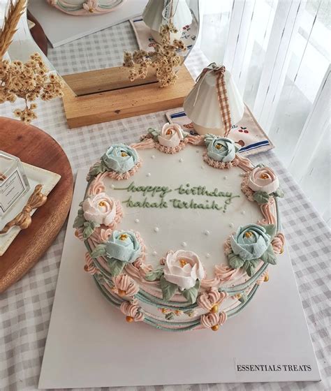 Korean style birthday cake | Korean jiggly cake, Traditional korean ...