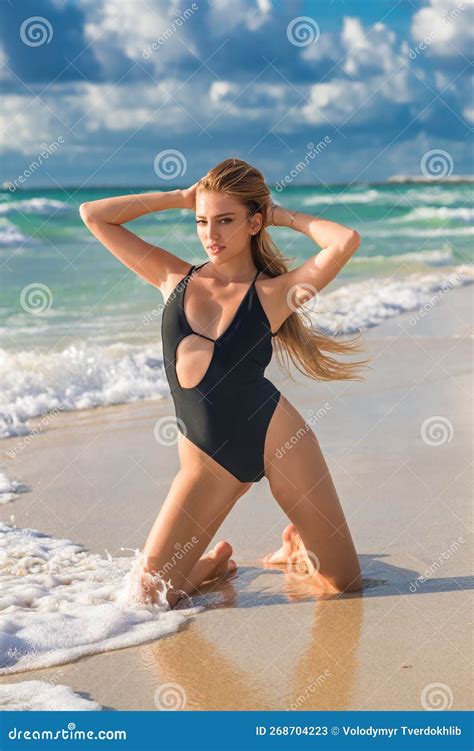 Cuerpo De Mujeres Hermosas En Bikini Sexy En La Playa. Chica Sensual En ...