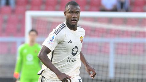 Manchseter United transfer news: Who is Evan Ndicka, Roma's ...