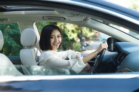 开车的女人高清摄影大图-千库网
