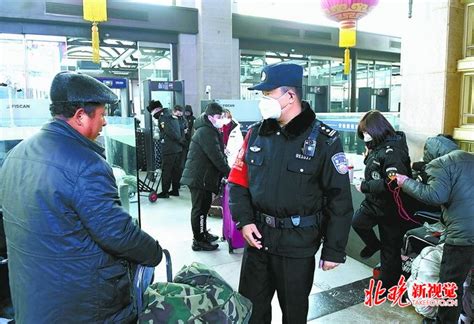 除夕北京站共计发送旅客8万人，一桌年夜饭变成了民警们的流水席 | 北晚新视觉