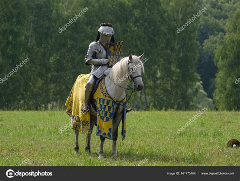Medieval knight in armor on horseback – Stock Editorial Photo ...