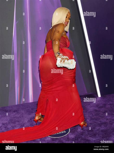 Las Vegas, Vereinigte Staaten. 26th May, 2025. Sexxy Red arrives with a bundle of money, 100 ...