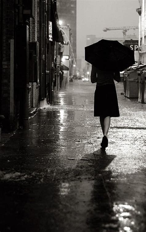 一个人雨中淋雨图片:雨中图片伤感一个人(4) - 伤感说说吧