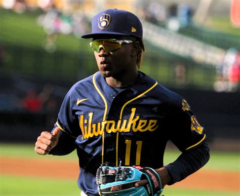 「イエス・メイドは、ミルウォーキー・ブルワーズの未来のスターとして輝き、わずか17歳での劇的なサヨナラヒーローぶりと驚くべきシーズン成績を見せ ...