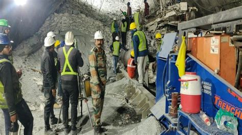 Tunnel Rescue: सुरंग में फंसे 41 मजदूरों तक पहुंचा 6 इंच चौड़ा पाइप, अब ...