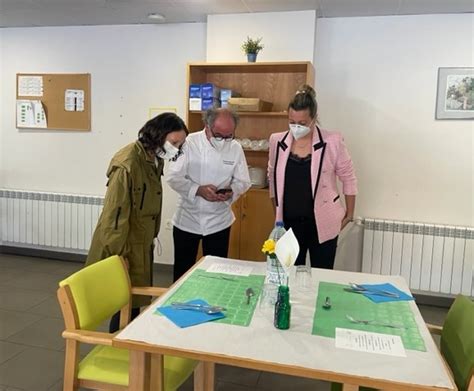 Mesa y mantel de altura para los usuarios de la residencia pública de ...