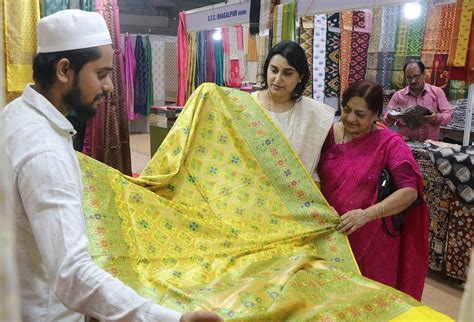 Indore: Silk Expo organised by Weavers’ Society