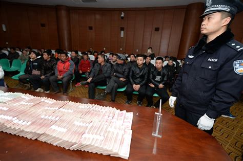 西安一环卫工月薪2600元 因烟头被罚900元_公益_凤凰网
