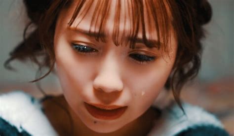 Singende Cosplayerin Hikari vergießt beim Cover-Song "Yorunaderu Menou ...