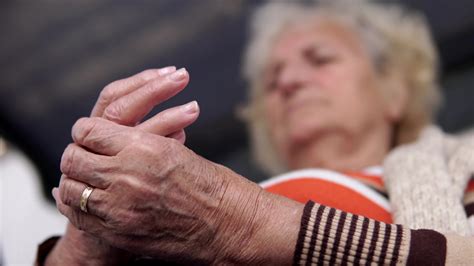 做理疗的亚洲老年女性有一个女儿帮助她伸展手臂. 库存照片. 图片 包括有 制作, 骨质疏松症, 愉快, 女性 - 222882508