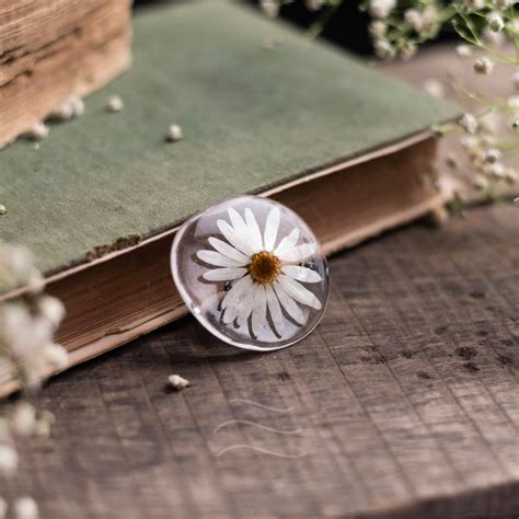 Dainty Daisy Pin – Leafy Affair