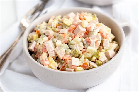 Салат Оливье с колбасой и горошком - рецепт с фото и пошаговой ...