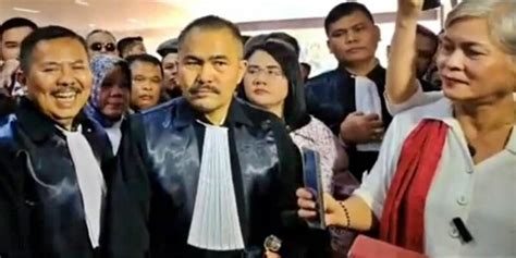 Pakai Toga Khas Pengacara, Kamaruddin Simanjuntak Penuhi Panggilan ...