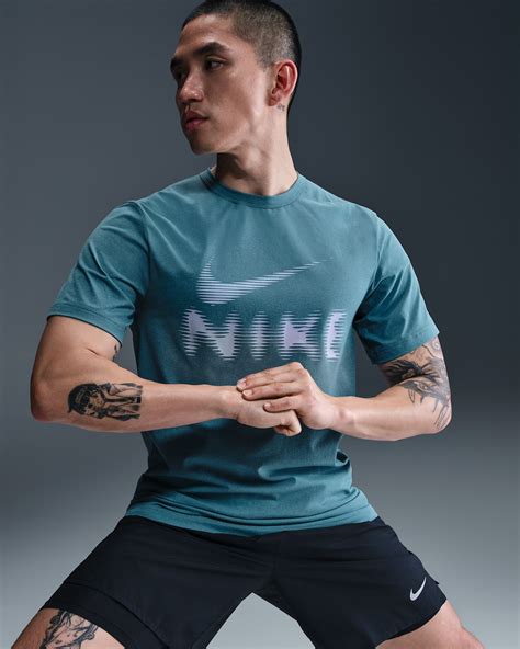 Nike Hyverse Men's Dri-FIT UV Versatile T-Shirt. Nike IN
