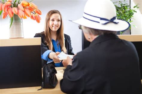 Bank Using Computer 的图像结果
