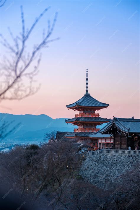 Rote Pagode in der Dämmerung bei Kiyomizu dera, Japan | Kostenlose Foto