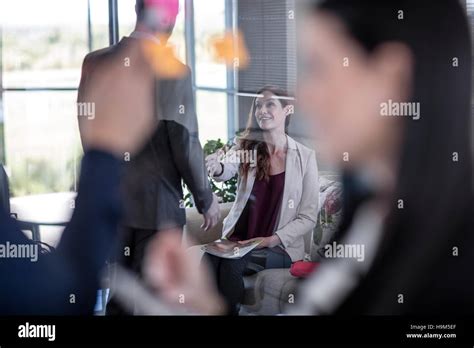 Business People Greeting 的图像结果