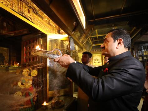 Offers prayers at Chintamani Derasar in Muglisara, performs aarti, and ...