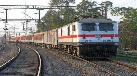 Srikakulam Three Express Trains Halt,ఏపీలో రైలు ప్రయాణికులు ఎగిరి ...