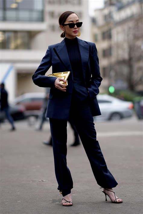 Cómo combinar el color azul marino como una experta en moda