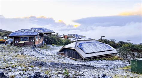 Rare snow falls at Maunakea Visitor Information Station as summits dig out : Big Island Now