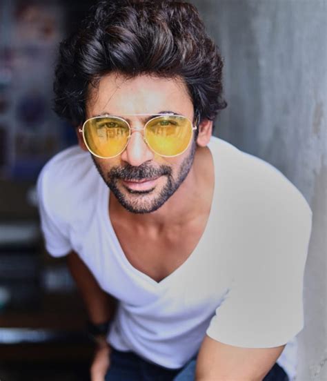 स्टाइलिश चश्मा पहनने का शौक है तो इन सेलेब्स के फोटोज से लें आइडिया ...