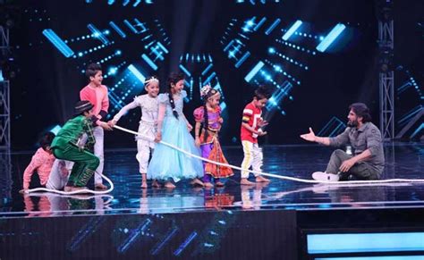 'सुपर डांसर चैप्टर-3' शो के सेट पर बच्चों ने दिया सुनील शेट्टी को ...