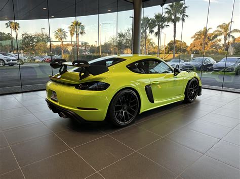 GT4RS in Acid Green spotted at my local dealership. 🤤 : r/Porsche