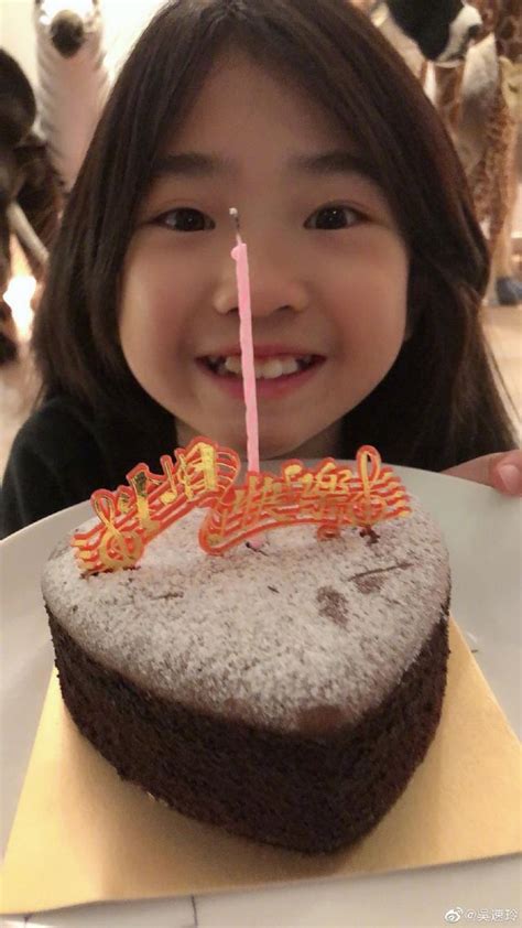 曹格夫妇为女儿庆生 10岁Grace捧蛋糕咧嘴笑鬼马可爱_新浪图片