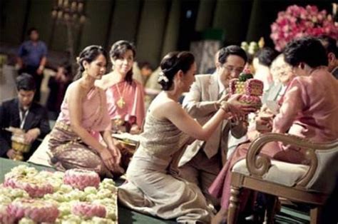在泰国旅游，偶遇当地人结婚，为何新娘要趴在地上？