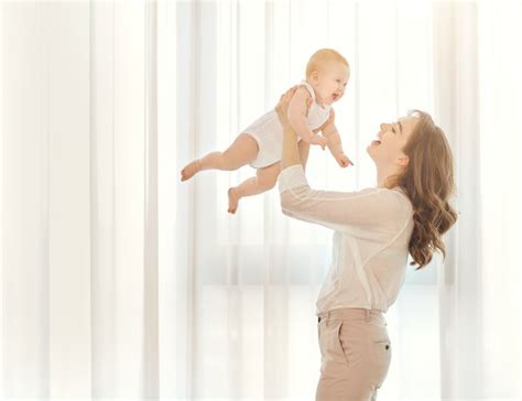 妈怀里抱着一个刚出生的婴儿女孩在窗前抱着一个婴儿母亲高清图片下载-正版图片503093841-摄图网