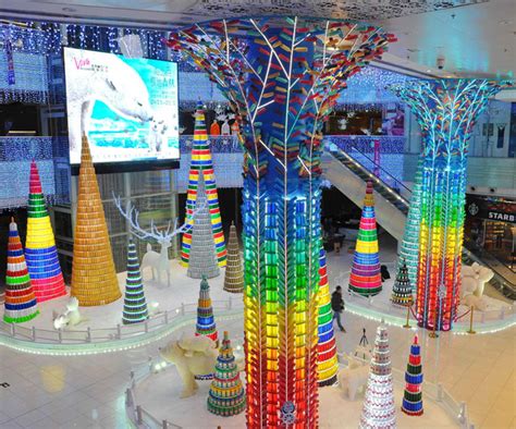 商场中庭的玻璃护栏，采用挂网灯画，营造淄博万象汇时尚的氛围，给购物者提供绝美的视觉享受。