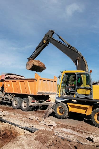 Graafmachine die bij daglicht in de grond graaft | Gratis Foto