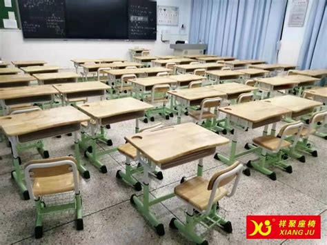 潮州城南中英文学校用的原木风格课桌椅是怎样的？-祥聚座椅