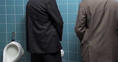 男人上厕所也不安全 医生男厕内偷拍成瘾遭指控_白沙浮
