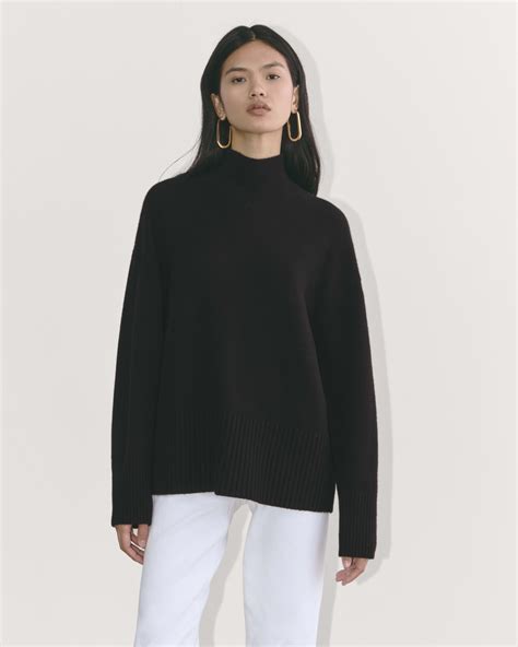 The Boxy Turtleneck in Cashmere Black - Everlane