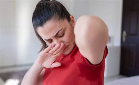 कुछ लोगों के शरीर से क्यों आती है बदबू? डॉक्टर से जानें इस Body Odor को ...