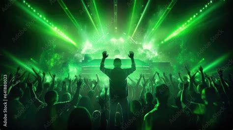 Techno Rave Crowd 的图像结果