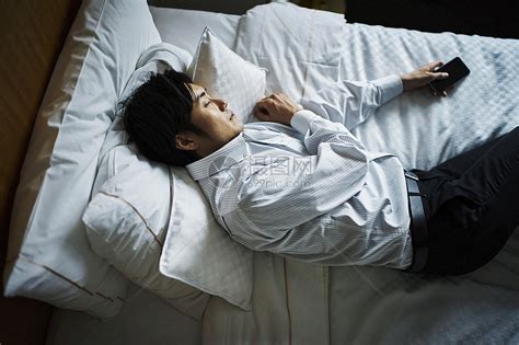 早晨在酒店床上休息的中年男子高清图片下载-正版图片502054255-摄图网
