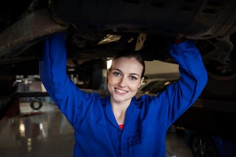 Weibliche Mechaniker Wartung eines Autos | Kostenlose Foto