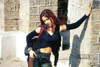 Main Hoon Na Pics | Main Hoon Na Photos | Main Hoon Na Portfolio Pics ...