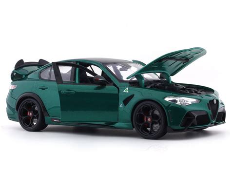 2020 Alfa-Romeo Giulia GTA green 1:18 Bburago diecast Scale Model ...