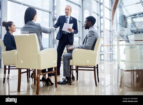 Business People Standing 的图像结果